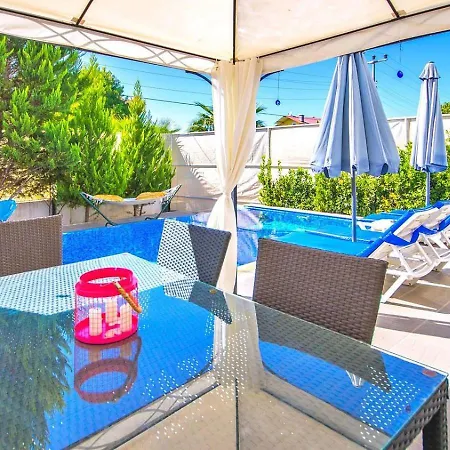 Calis 3 Bedroom With Private Pool Hot Tub