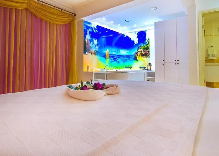 Calis 3 Bedroom With Private Pool Hot Tub *