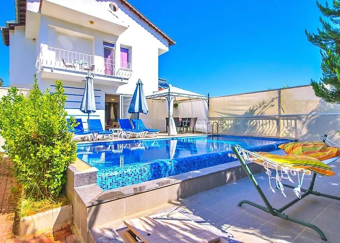 Calis 3 Bedroom With Private Pool Hot Tub